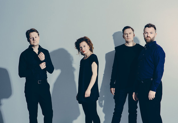 Fyra musiker på rad. Fotografi.