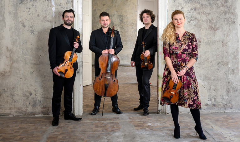 Fyra musiker på rad. Fotografi.