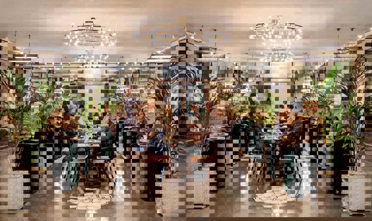 Personer som sitter i Stora foajén. Fotografi.