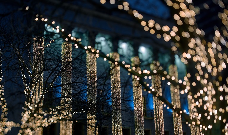 Konserthuset med ljusslingor.