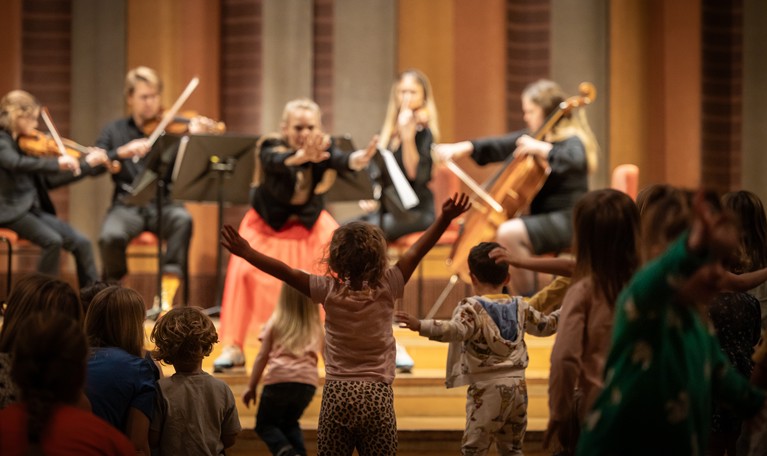 Barn som lever sig in i föreställningen