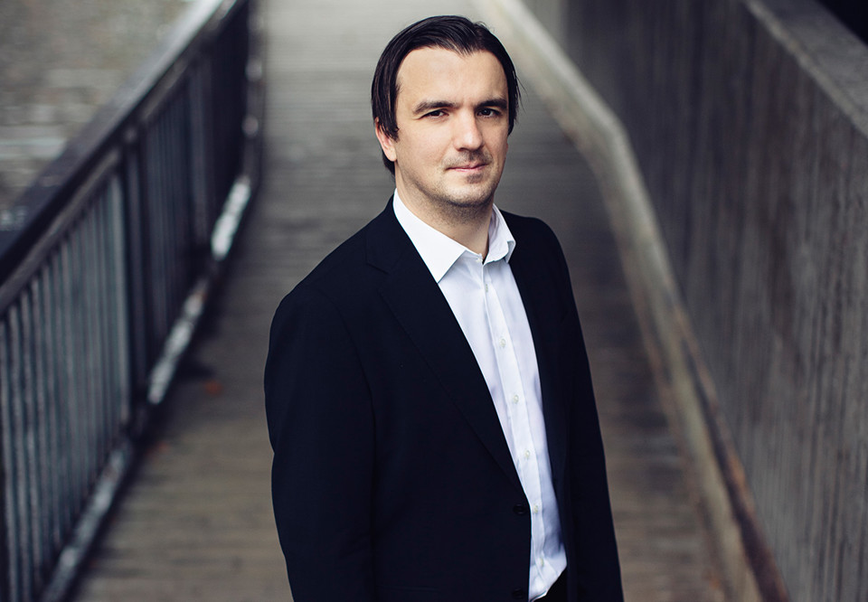 Bild på dirigent. Fotografi.