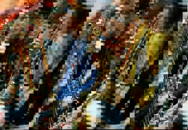 Barn som spelar instrument. Fotografi.