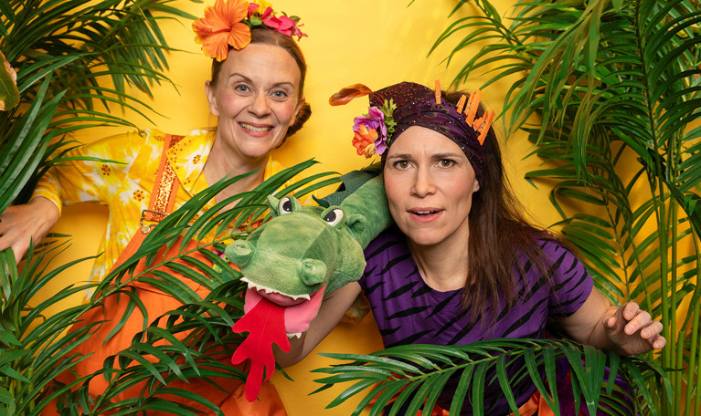 Två färgglada kvinnor med mjukdjur. Fotografi.