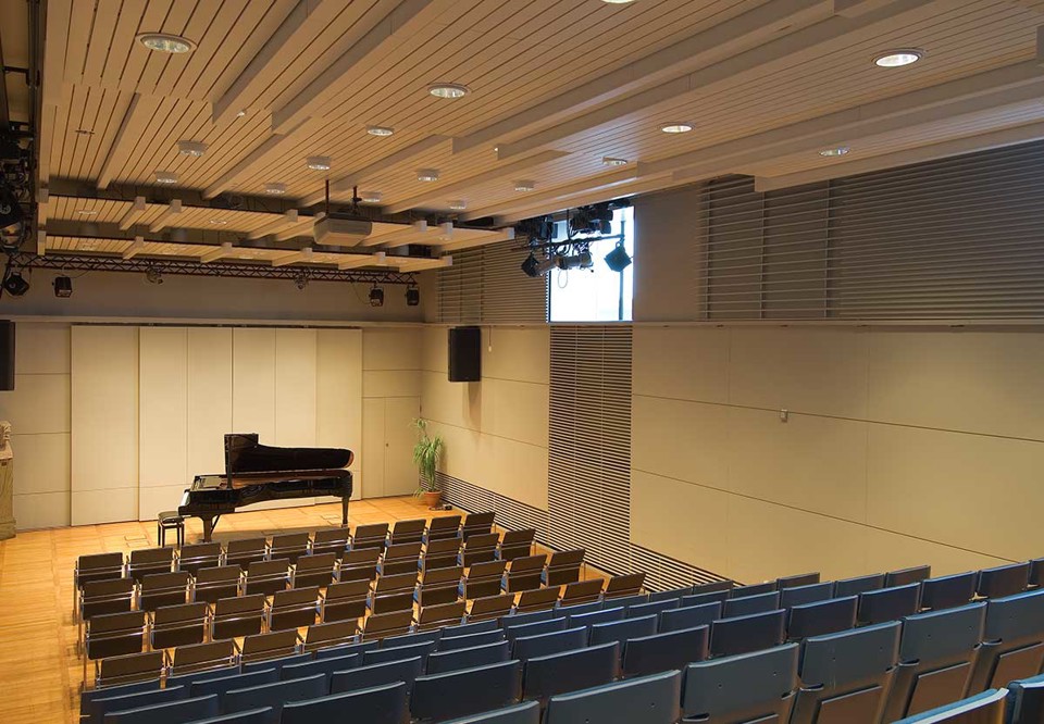 Aulinsalen fotograferad från läktaren.