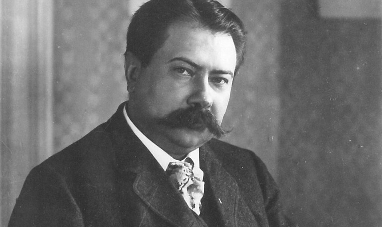 Äldre, svart-vit porträttbild på man med stor mustasch. Fotografi.