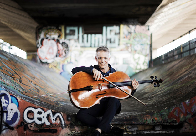 Man med cello. Fotografi