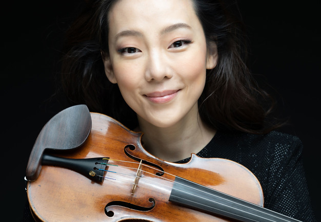 Kvinna med en fiol. Fotografi.