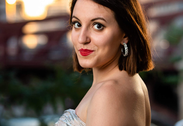 Närbild på kvinna med rött läppstift. Fotografi.