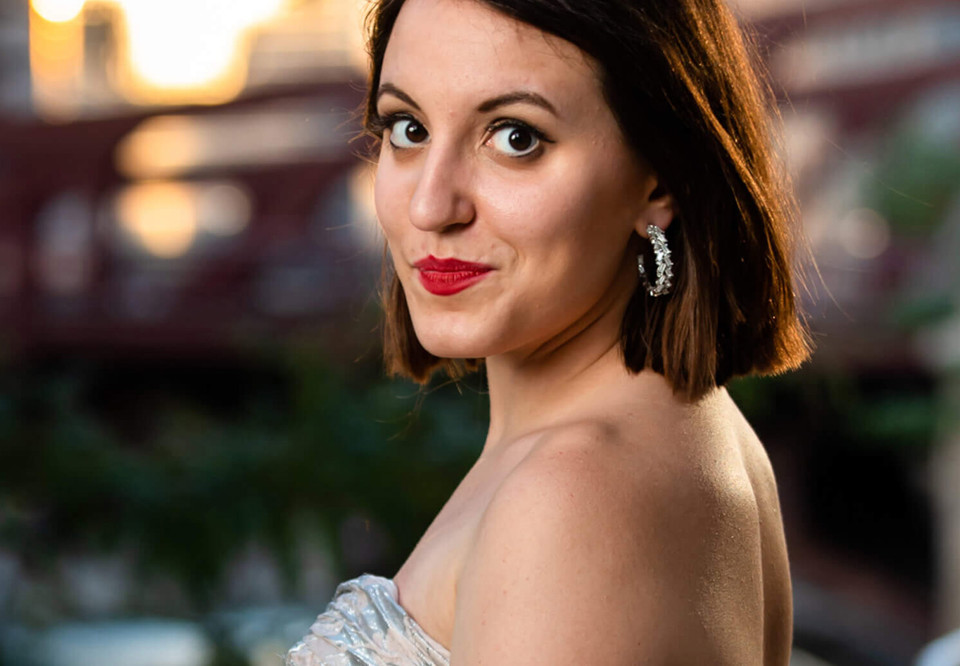 Närbild på kvinna med rött läppstift. Fotografi.