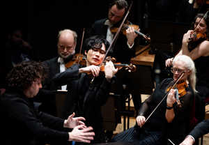 Kille som spelar fiol. Fotografi