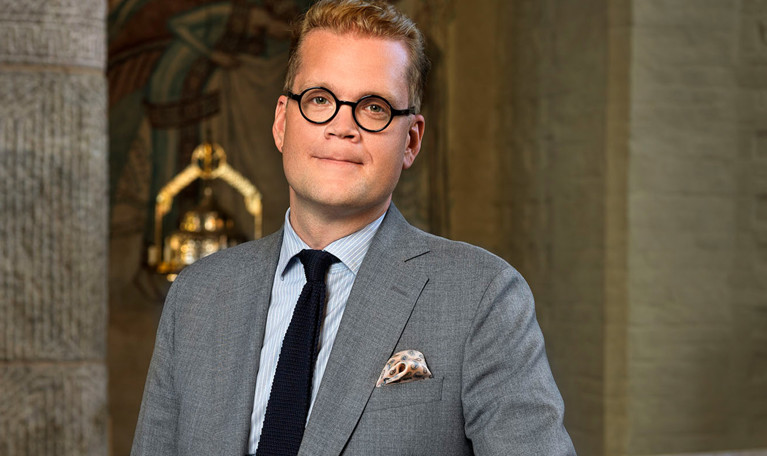 Man framför orgel. Fotografi.