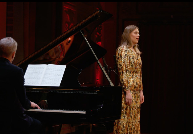 Kvinna som sjunger. Fotografi.