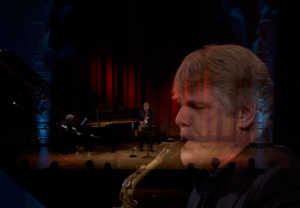 Man som spelar saxofon. Fotografi.