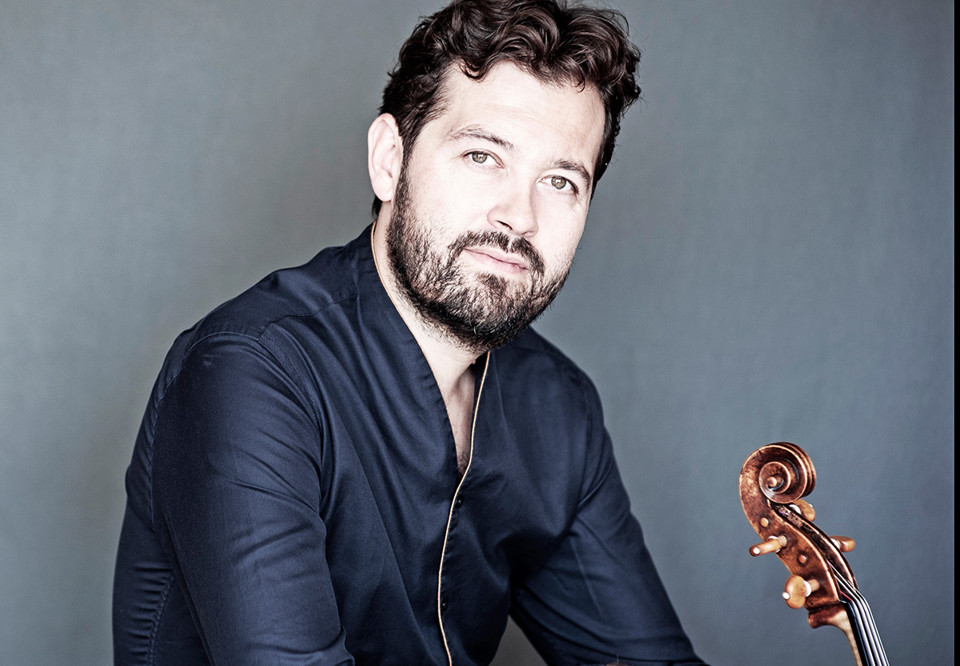 Man som tittar in i kameran. Fotografi.