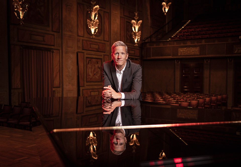 Man vid piano. Fotografi.