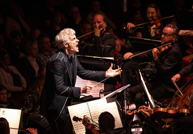 Man som dirigerar. Fotografi.