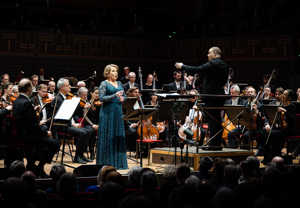 Kvinna som sjunger. Fotografi.