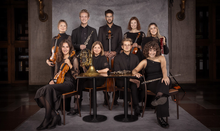 Grupp med unga musiker. Fotografi.