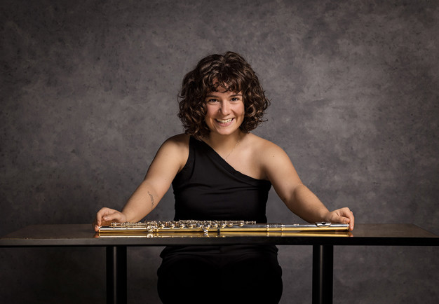 Fotografi på man i svarta kläder och glasögon. Fotografi..