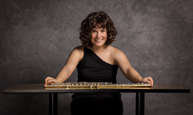 Fotografi på man i svarta kläder och glasögon. Fotografi..