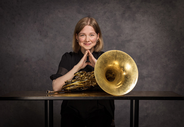 Glad tjej med instrument. Fotografi.