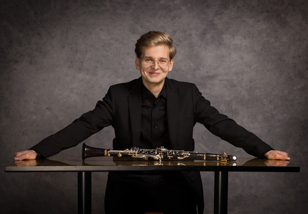 Glad tjej med instrument. Fotografi.