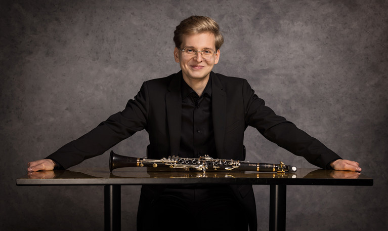 Glad tjej med instrument. Fotografi.