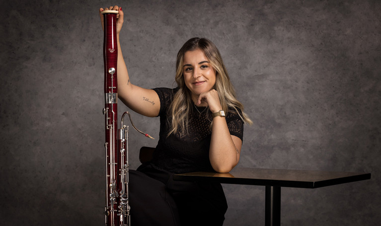 Porträttbild på en leende kvinna. Fotografi..