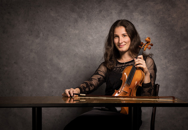 Glad tjej med instrument. Fotografi.