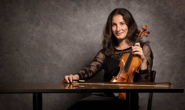 Glad tjej med instrument. Fotografi.