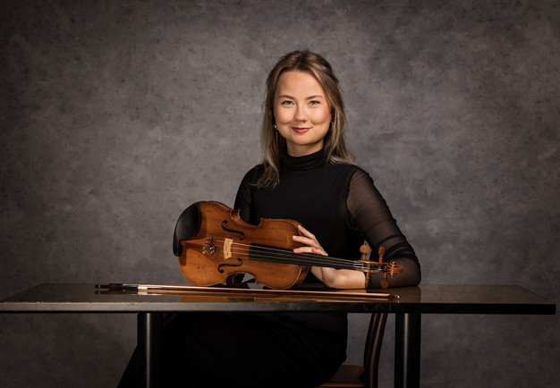 Glad tjej med instrument. Fotografi.