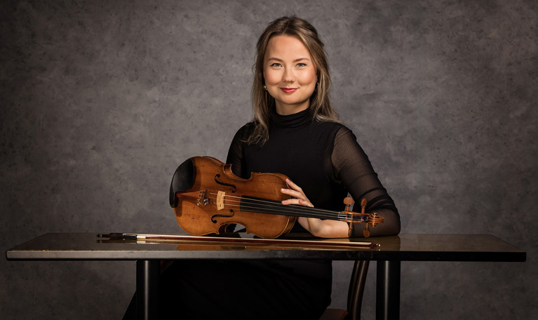 Glad tjej med instrument. Fotografi.