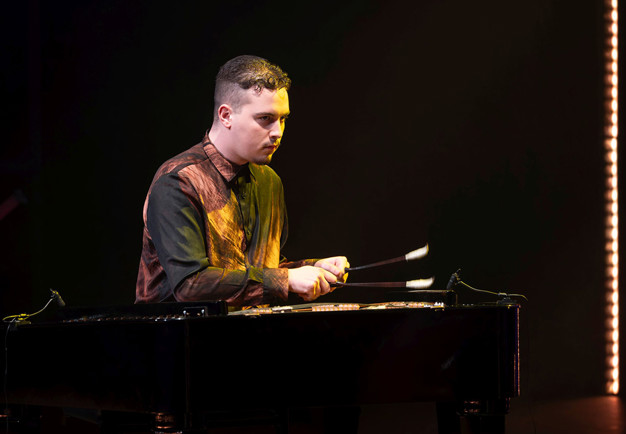 Man vid cimbalom. Fotografi.