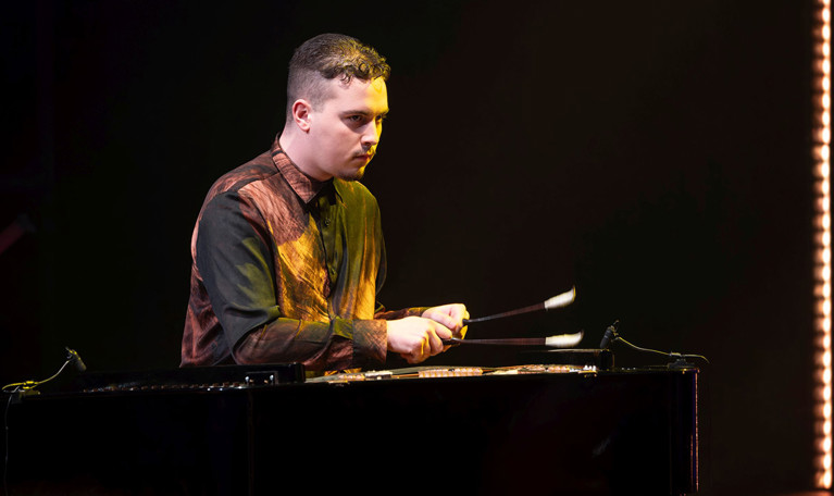 Man vid cimbalom. Fotografi.