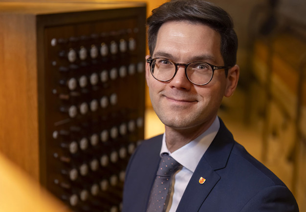 Man vid orgel. Fotografi.