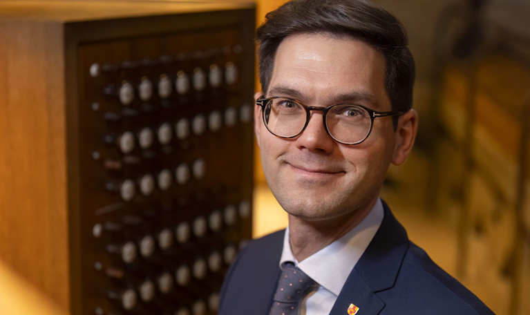 Man vid orgel. Fotografi.