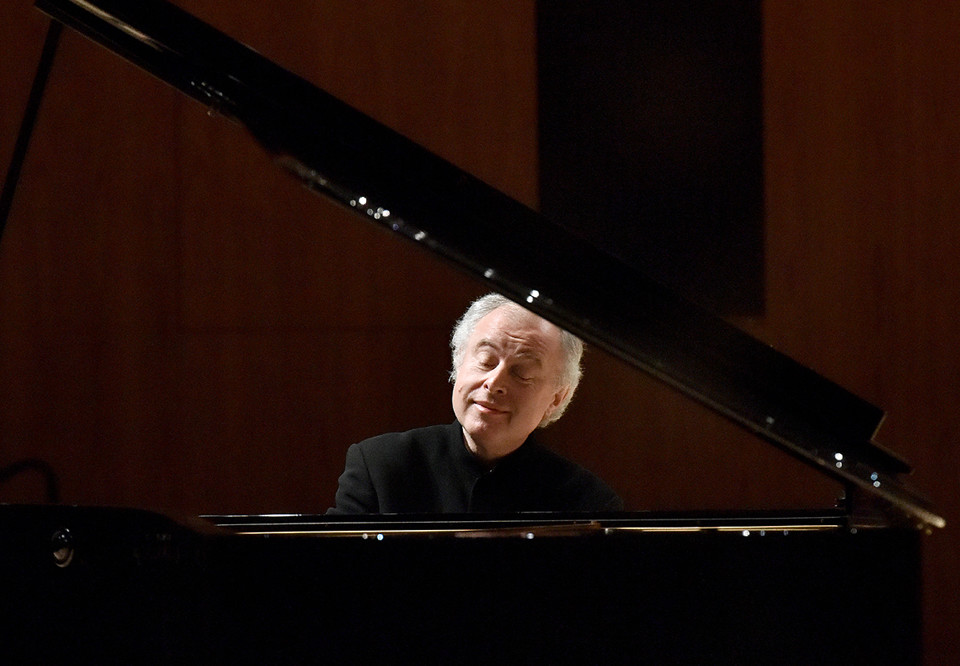 Man som spelar piano. Fotografi.