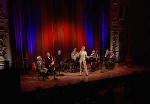 Äldre kvinna som ler. Fotografi.