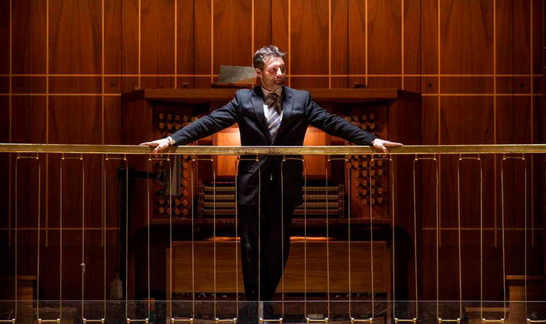 Man vid orgel. Fotografi.