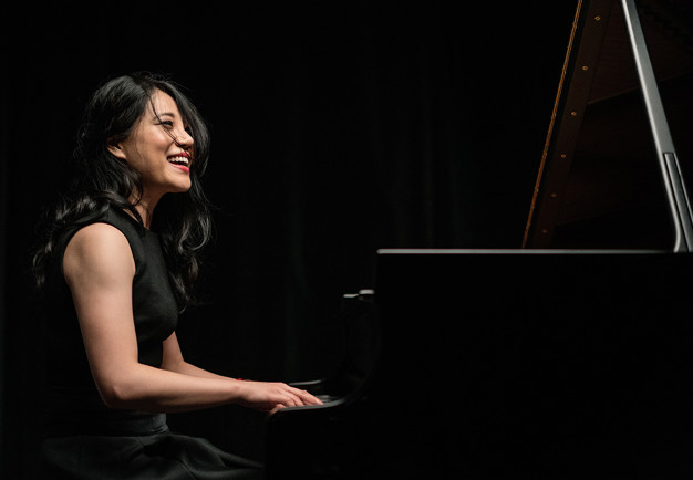 Kvinna vid piano. Fotgorafi.