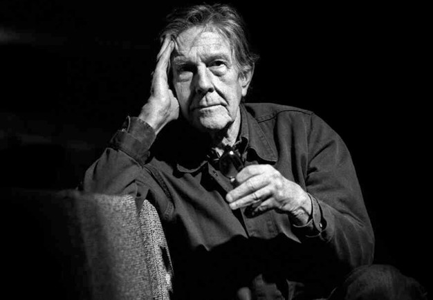 Svartvit bild på äldre man som lutar kinden mot handen.