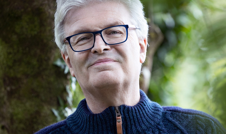 Man som tittar in i kameran. Fotografi.